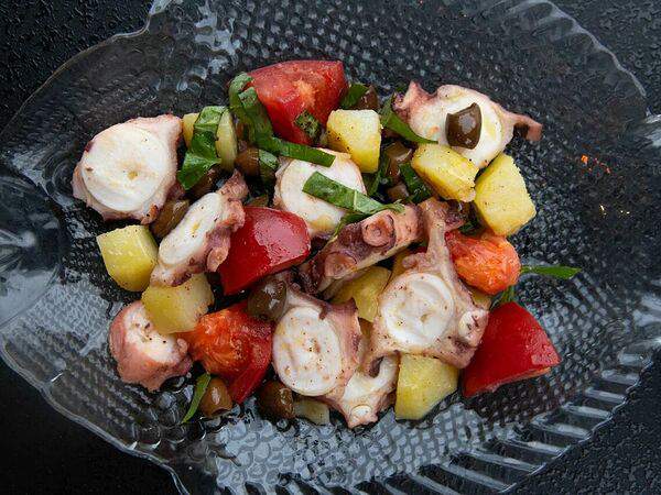 Rusalka - Теплый салат с осьминогом и картофелем