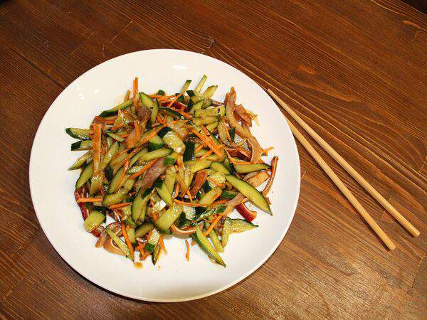 Чи & Фань - Салат свиные уши с огурцом