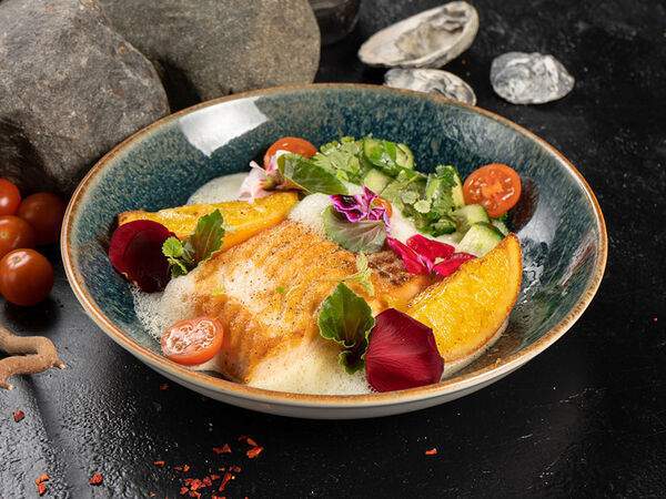 Golden Coffee - Лосось с жареным апельсином и битым огурцом