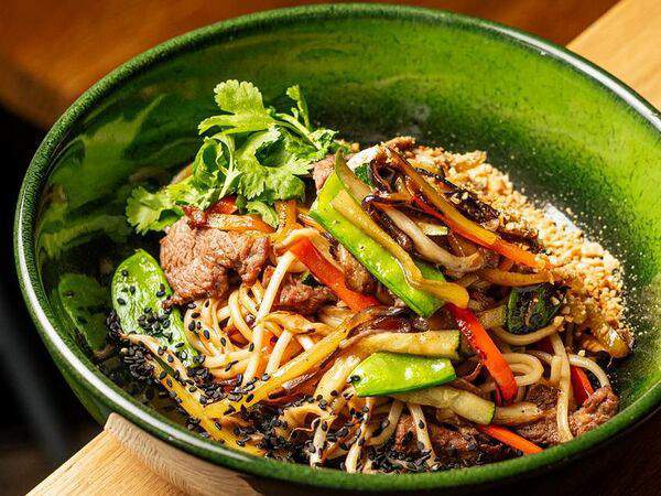 Wong Kar Wine - Лапша с говядиной и вешенками в устричном соусе