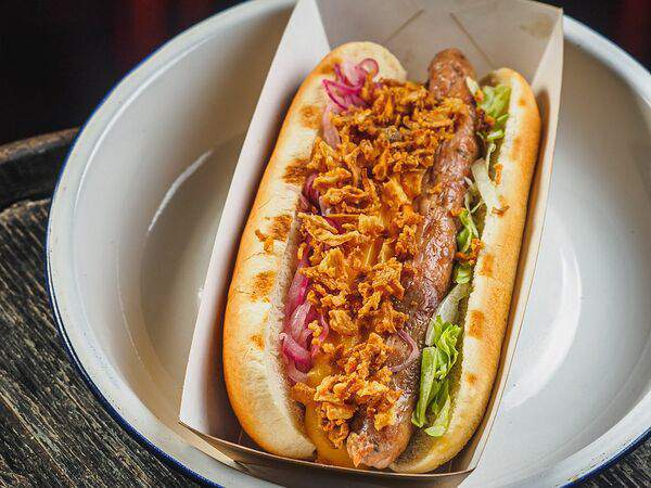 Brew Barrel taproom - Хот-дог с сырной лавой