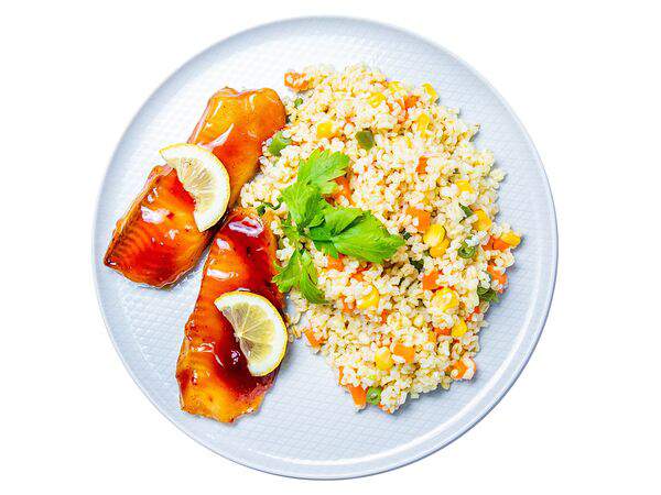 Мандарин - Филе морского окуня с булгуром, овощами и имбирным соусом