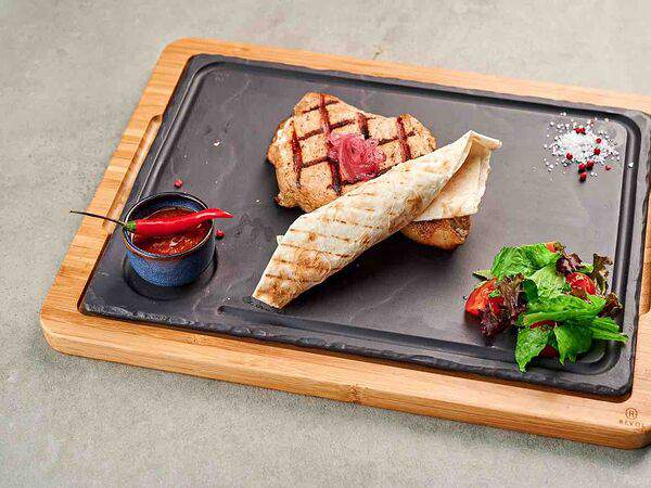 Pivino - Свиная корейка на кости с маринованным красным луком и лавашом