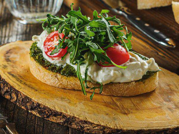 La Famiglia - Брускетта со страчателлой и соусом песто