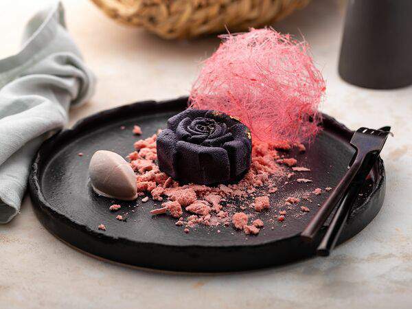 Пламя и вино - Угольная Роза из трюфеля с перцем Чили на черемуховом бисквите
