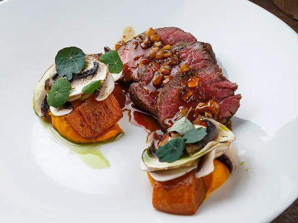 Fratelli - Телятина с соусом Перигё с морковным крем-пюре