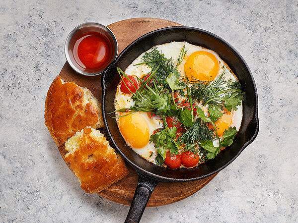 Эклерная: кофе и сладости - Яе Фокачча с глазуньей и томатами кимчи