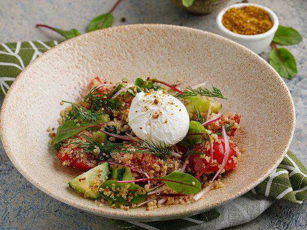 Мамалыга Бар - Овощной салат с киноа, авокадо и яйцом пашот