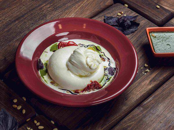 Aura Verdant Restaurant - Буррата с болгарским перцем