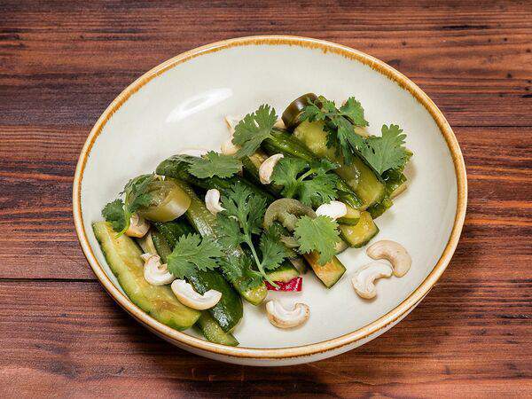 Трактир Колесо - Битые огурцы с кинзой, кешью и халапеньо