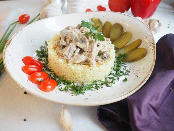 Вилла Подлипки - Бефстроганов с грибами и булгуром