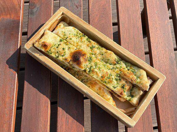 Donna Olivia - Фокачча с соусом песто