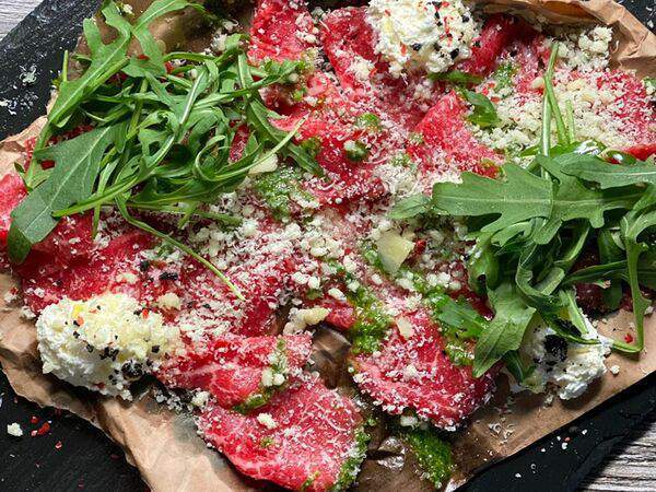 Шенген - Карпаччо из деликатесной телятины с рукколой, пармезаном и трюфельным муссом