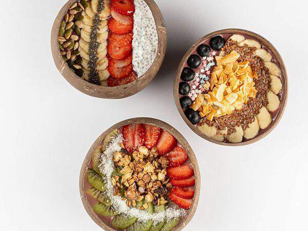 Miska bowls & folks - Асаи-боул малиновый с кокосовыми чипсами