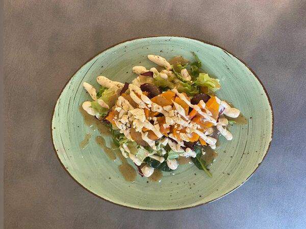 Vegan Friends - Салат с тыквенными чипсами