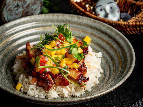Иван Ван - Жареный цыплёнок на рисе с сальсой из манго