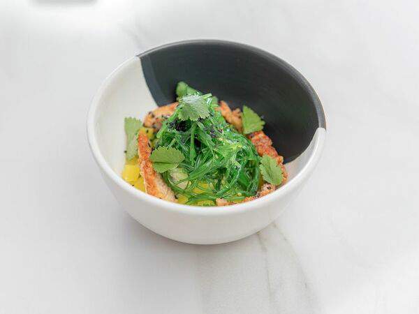 Воронка кофе и вино - Салат с чукой и угрем на муссе из кокоса