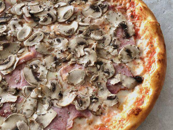 Лето на поляне - Пицца с ветчиной и грибами