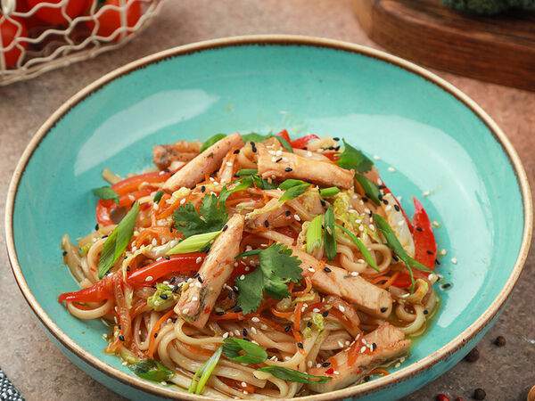 Большие Тарелки - Удон с курицей в соусе сладкий чили