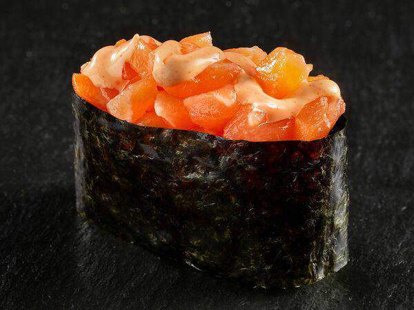 Okisushi - Гункан с лососем спайси
