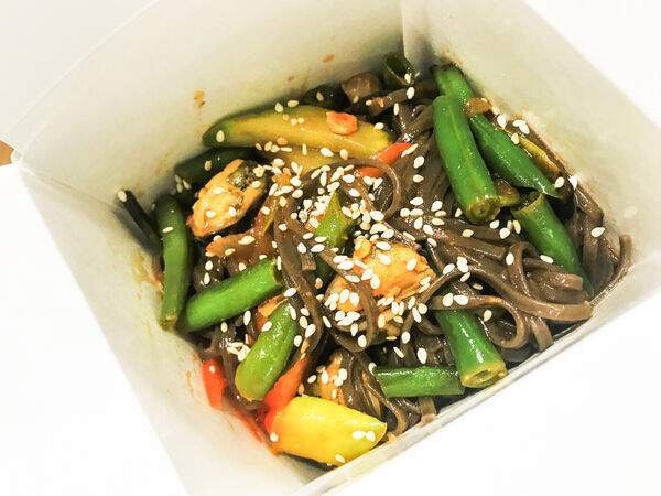 Лосось sushi & oysters - Вок Соба с кимчи