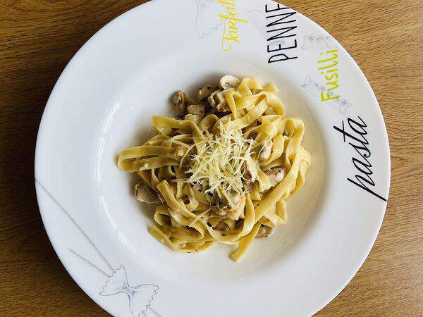 Изюм - Феттуччине с курицей и грибами