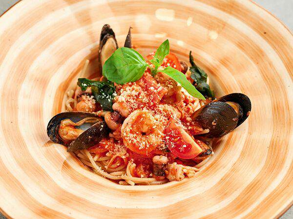 Pivino - Паста с морепродуктами, свежим базиликом и соусом маринара