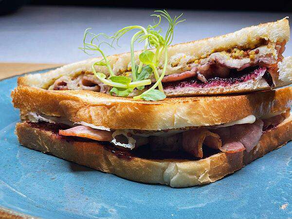 Шкаф - Тост с беконом и сыром Бри