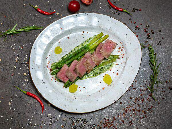 Hookah Place NN - Тунец со спаржей под сливочно-шпинатным соусом