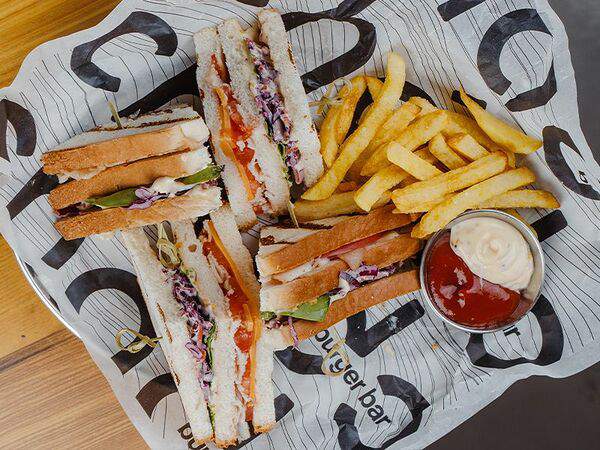 Chado Burger Bar night - Клаб-сэндвич с курицей