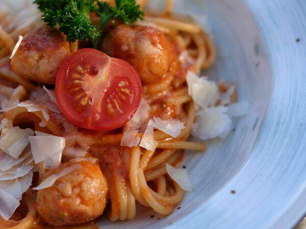 Хлебные истории - Спагетти с митболами в томатно-сливочном соусе