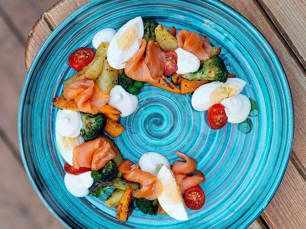 Хачапурия - Салат со слабосоленой форелью