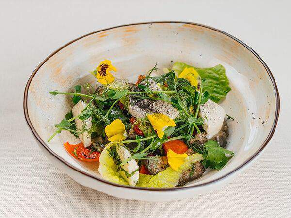 Trattoria 23 - Салат из овощей гриль с моцареллой и мятной заправкой