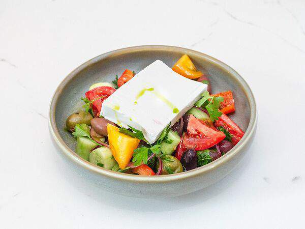 Гаврош - Греческий салат с цитрусовой заправкой