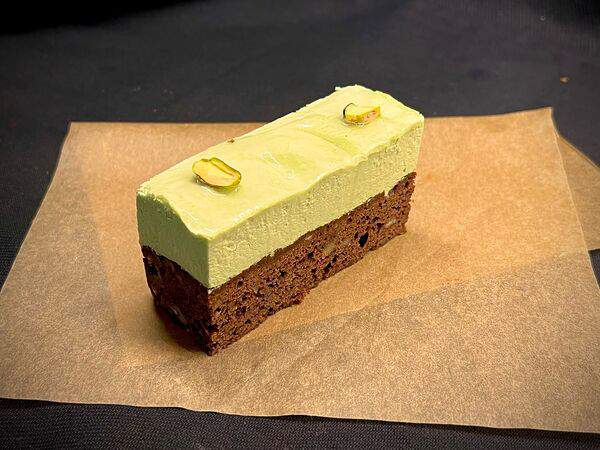 Кекс - Брауни с фисташковым муссом