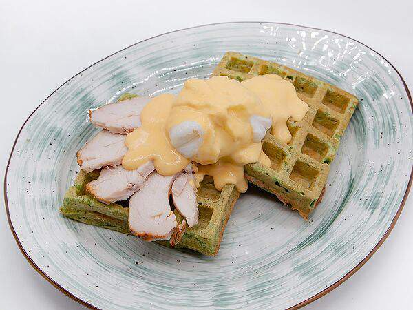 Тепло - Вафли со шпинатом, яйцом пашот и копченой курицей