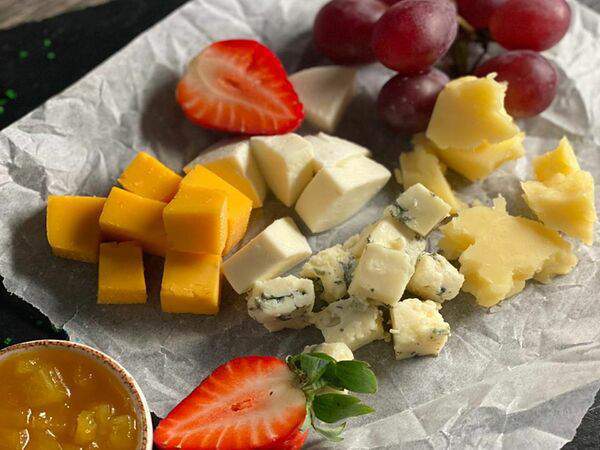 Шенген - Сырное ассорти: камамбер, рокфорти, пармезан, моцарелла Буффало, ананасовый конфитюр, винoград