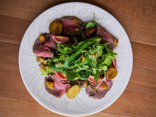 Birch - Салат с ростбифом, вялеными томатами и вешенками