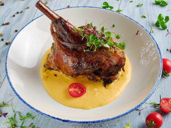 Мархаба - Национальное восточное блюдо Томлёная баранья рулька с кремом из сладкого батата