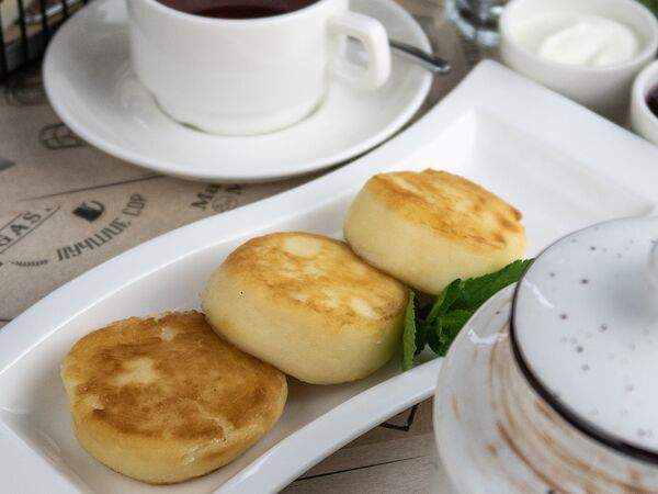 RingoBells - Сырники со сметаной и джемом