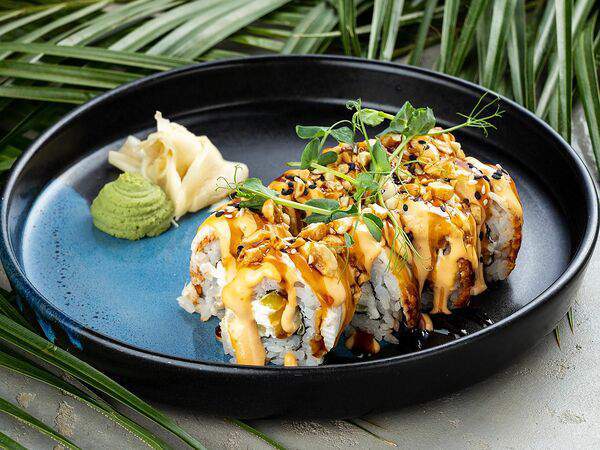 Yoki Cafe - Ролл с угрем, спайси соусом и арахисом