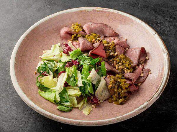 Сказка Skazka Печь & Гриль - Ростбиф из печи с релишем из огурцов и микс-салатом