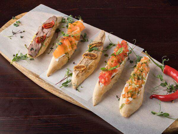 Территория - Брускетта с томатами, базиликом и крем-сыром