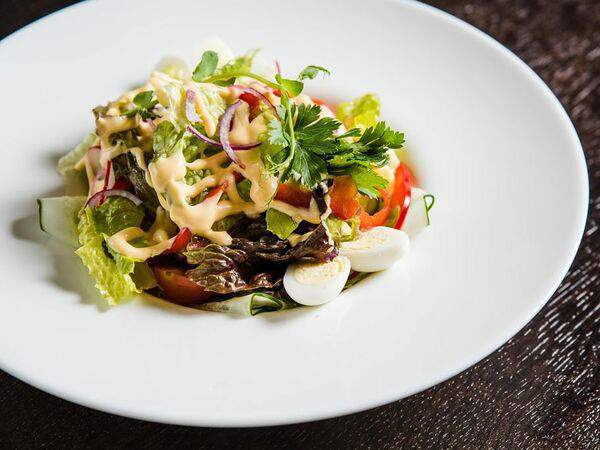 Reader's pub - Салат овощной с сырным соусом и перепелиными яйцами