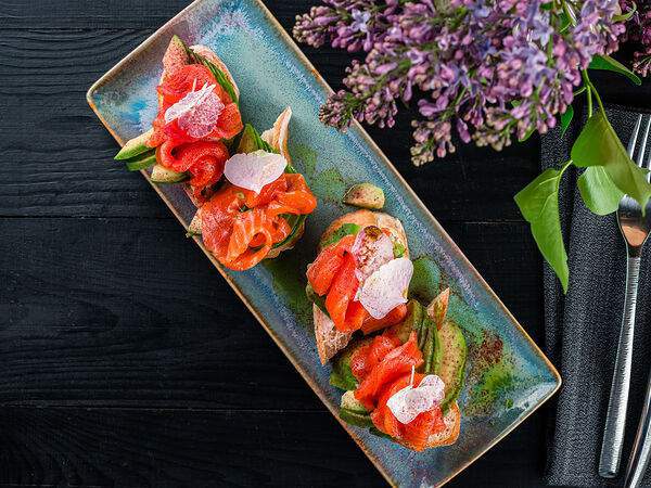 Березка - Брускетта с лососем и авокадо