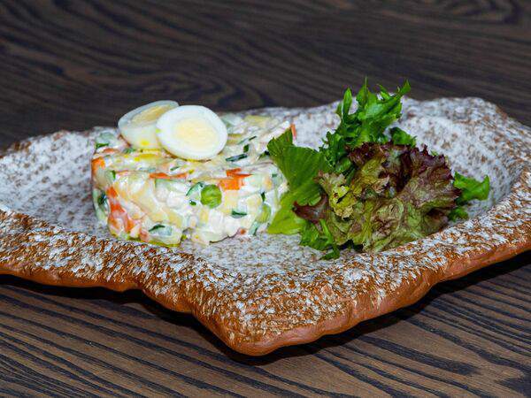 Ресторан Строгов - Оливье с цыпленком и перепелиным яйцом