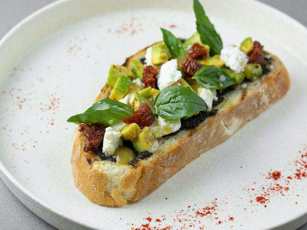 Eat fresh - Брускетта с творогом и вялеными томатами