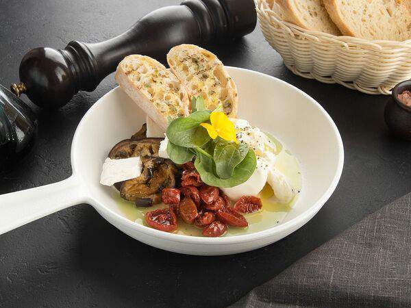 La Scala Trattoria Ignazio - Салат Апулия с бурратой, страчателлой, печеным баклажаном, сыром фета, томатами конфи и хумусом