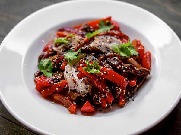 Meal me - Салат теплый с фунчозой и говядиной гриль