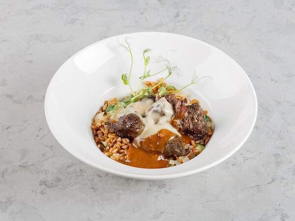 Terra - Разварная говядина с полбой и грибным соусом